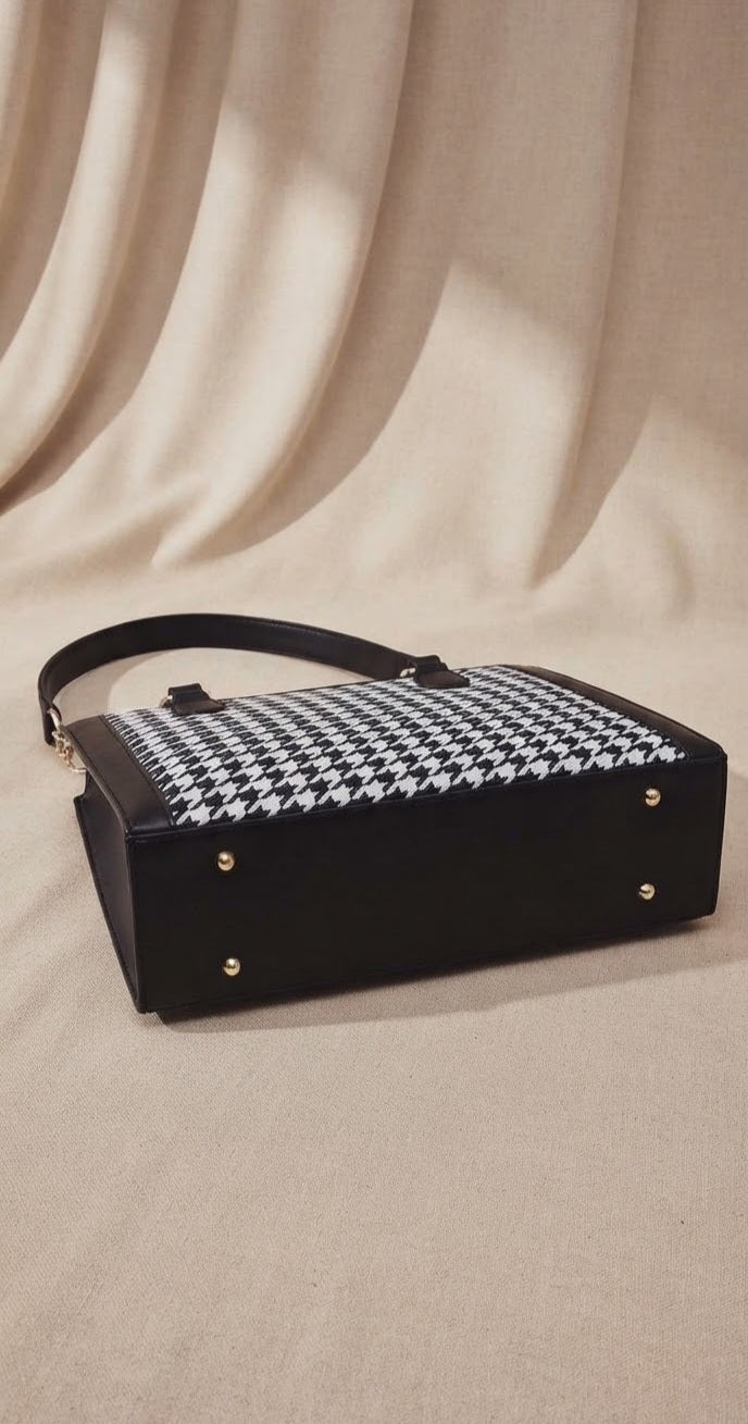 AYELA CHARM TOTE BLACK AND WHITE